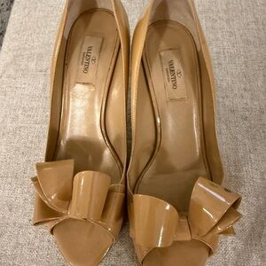 Valentino Garavani Nude Patent Bow Heels Pumps Size 40.5
